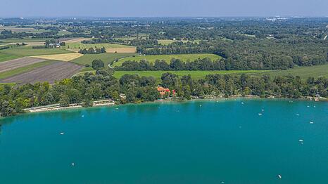 Blick auf den Olchinger See: Zeugen hatten beobachtet, wie der Mann etwa zehn Meter vom Ufer entfernt unterging. Die Kriminalpolizei F&uuml;rstenfeldbruck ermittelt.