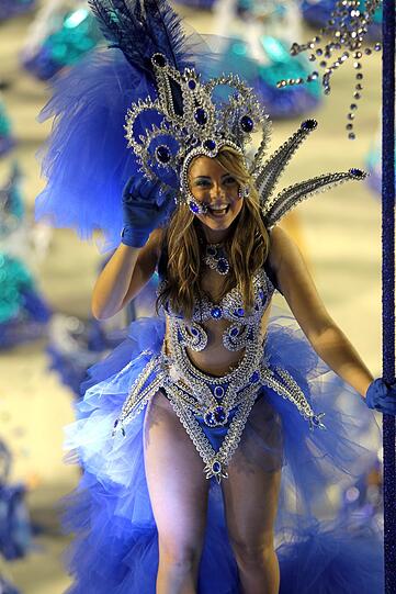 Nackte Haut, Samba und bunte Farben: Promis amüsieren sich in Rio. Mit dabei: Pamela Anderson, Gisele Bündchen, Fußball-Star Ronaldinho und Schauspieler Jude Law