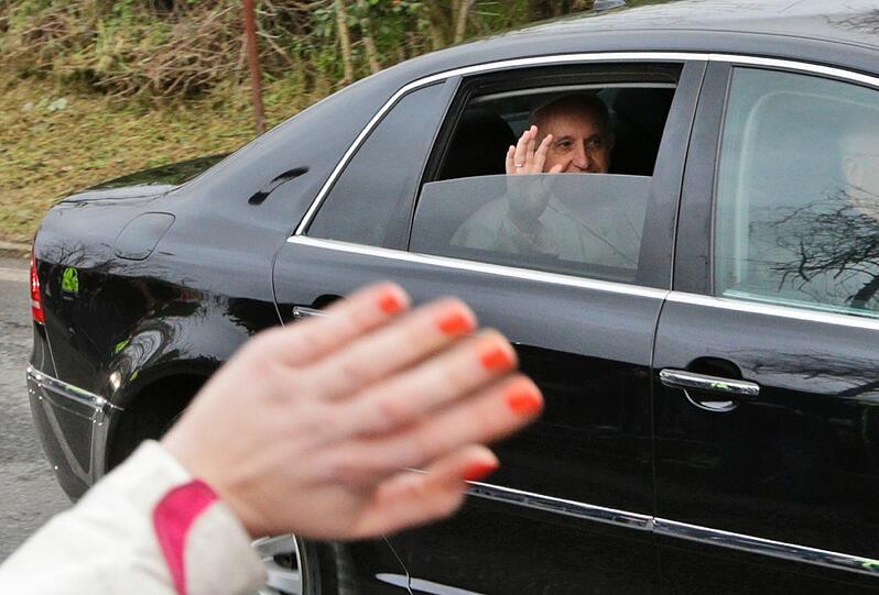 Es ist ein Symbol: Papst Franziskus geht am Gründonnerstag in ein Jugendgefängnis und wäscht zwölf Häftlingen die Füße &ndash; so wie es einst Jesus bei seinen Jüngern tat. Die Botschaft: Ich bin der Papst für die Armen. Die Papst-Bilder vom Gründonnerstag.