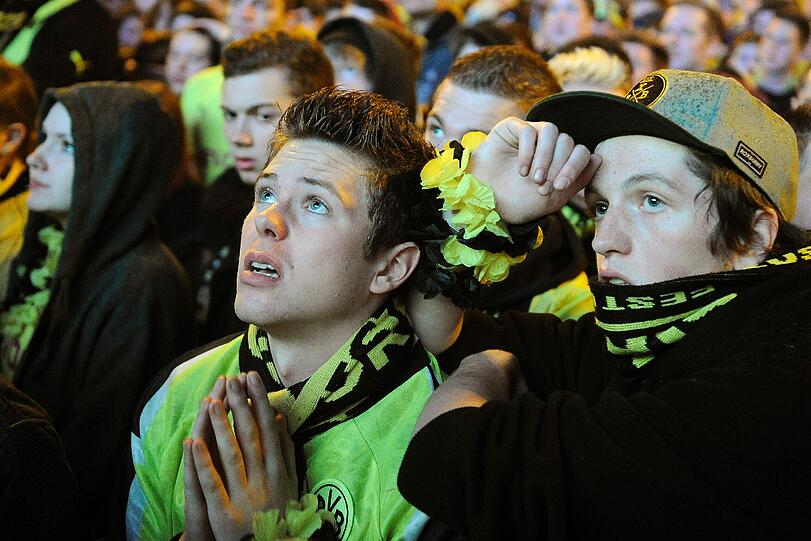 Traurig und niedergeschlagen: Die Fans des BVB sahen ein großartiges Spiel ihrer Mannschaft. Aber Arjen Robben machte in der 89. Minute mit dem Siegtreffer alle gelben Träume zunichte. Die Bilder von der Fanmeile in Dortmund.