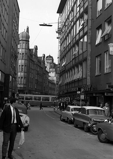 Blick aus der Herzog-Wilhelm- Richtung Neuhauser Straße, durch die gerade die Tram rauscht.