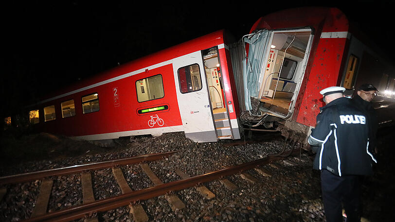 Ein entgleister Regionalzug steht an der Zugstrecke Gera-Göschwitz. Foto: Bodo Schackow