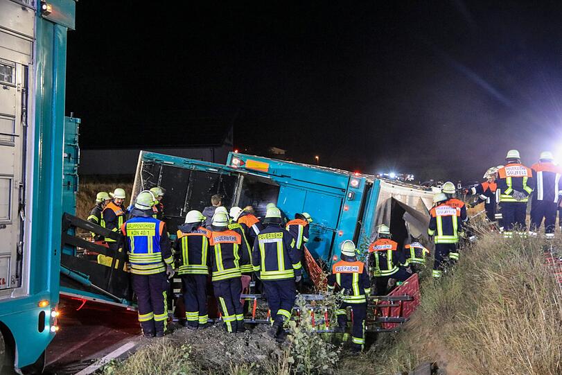 In Unterfranken kam es in der Nacht auf Dienstag zu einem schlimmen Unfall mit einem Viehtransporter - die Bilder.