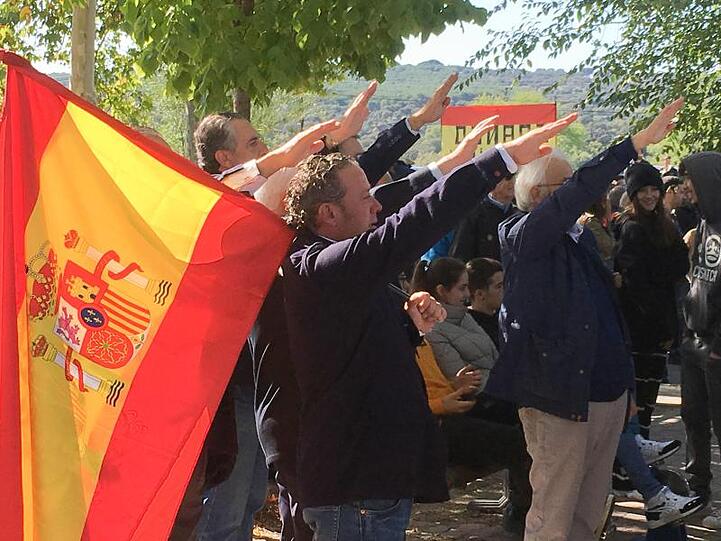 Franco-Anhänger singen vor dem Friedhof El Pardo Mingorrubio die faschistische Hymne "Cara al Sol" und erheben den rechten Arm zum faschistischen Gruß.