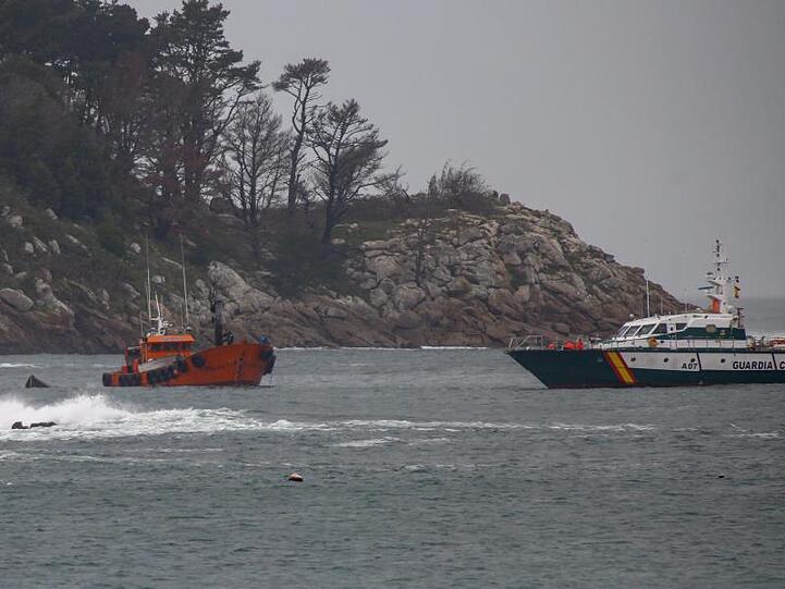 Ein Schleppschiff und ein Schiff der Guardia Civil sind an der spanischen Küste im Einsatz, nachdem ein Drogen-U-Boot abgefangen wurde.