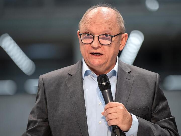 Otto Joos, Fahrwerk-Chef von VW, spricht bei der Eröffnung der Produktionsanlage für Batteriesysteme.