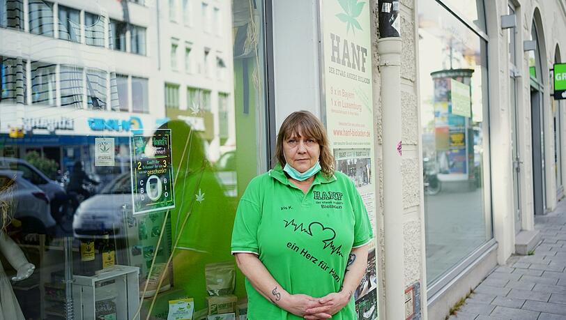 Iris Kurt vor dem Hanf-Bioladen (Tal 40). Iris Kurt vor dem Hanf-Bioladen (Tal 40).
