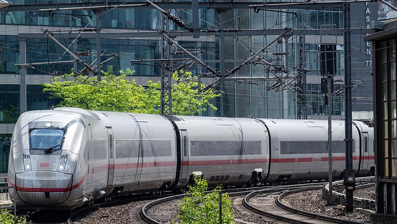 Einer Umfrage zufolge hält eine Mehrheit die Bahnpreise für teuer oder eher teuer. (Archivbild)