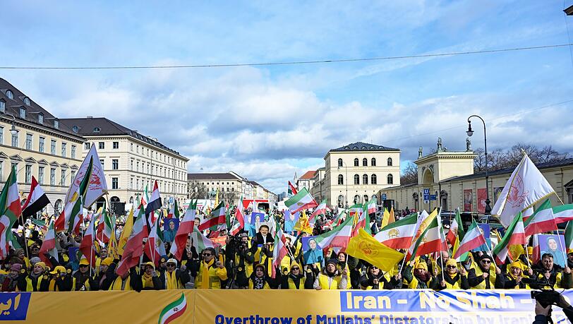 Bereits am Freitag demonstrierten Menschen in der M&uuml;nchner Innenstadt anl&auml;sslich der M&uuml;nchner Sicherheitskonferenz. Am Samstag soll es nach Veranstalterangaben eine Versammlung mit 100.000 Teilnehmerinnen und Teilnehmern zur politischen Situation im Iran geben.