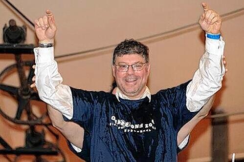 Pudelnass nach der Bierdusche: Pat Cortina bei der Meisterfeier des EHC München.