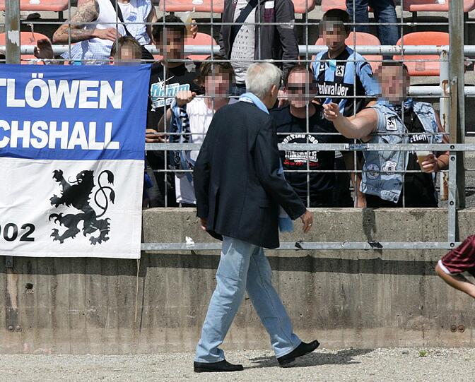 Als Löwenpräsident Dieter Schneider zur Tribüne eilt, um zu schlichten...