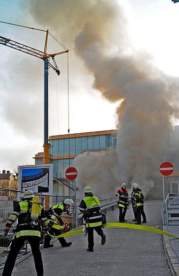 Nymphenburgerstr.: Auf einer Baustelle direkt neben dem Rotkreuzklinikum geraten drei Büro- und Materialcontainer in Brand. Dichter, schwarzer Rauch zieht über die Klinikgebäude. Viele Einsatzkräfte werden zur Alarmadresse gesendet. Das Feuer kann in der Folge schnell gelöscht werden. Personen wurden nicht verletzt. Auch Patienten und Mitarbeiter des Rotkreuzklinikums sind zu keinem Zeitpunkt in Gefahr.