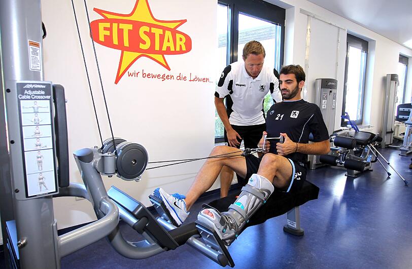 Wann der Mittelfeld Star der Löwen wieder auflaufen kann ist derzeit noch nicht genau abshebar.
Trainer Reiner Maurer:"Es kann bis zu drei Monate dauern, bis er wieder fit ist."