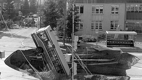 Plötzlich hat sich mitten in München die Erde aufgetan: Der verunglückte Bus ragt aus dem Krater.