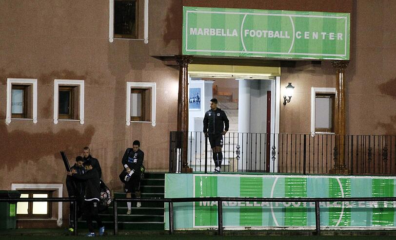 Laufen und kicken an der Sonnenküste in Marbella: Die erste Trainingseinheit der Löwen in Spanien.