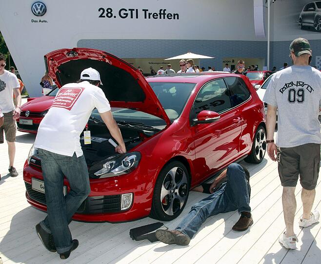 Heiße Kurven und tiefe Einblicke: Die Bilder vom GTI-Treffen 2014.