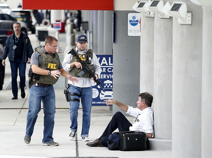 Nach den tödlichen Schüssen auf dem Flughafen von Fort Lauderdale in Florida hat die Polizei einen Verdächtigen verhaftet. Er soll mindestens fünf Menschen erschossen haben, acht weitere wurden verletzt. Das teilte der zuständige Sheriff mit.