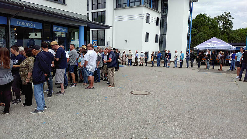 Eine lange Schlange vor der Löwen-Geschäftsstelle an der Grünwalder Straße: Etliche Mitglieder möchten eine Dauerkarte für die neue Saison in der Regionalliga.
