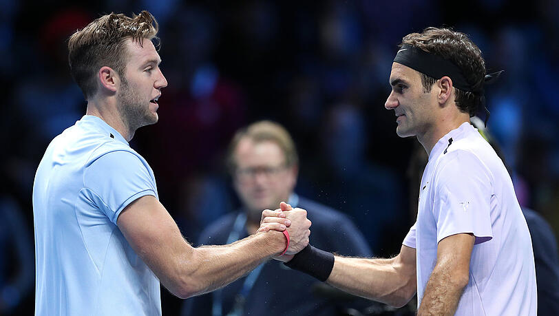 Klare Sache: Roger Federer bekommt die Gratulation vom US-Amerikaner Jack Sock.