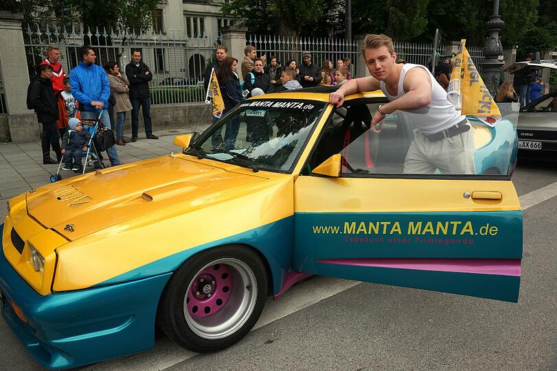Auch ein Klassiker: der Manta. Der junge Mann hat sich extra schick gemacht.