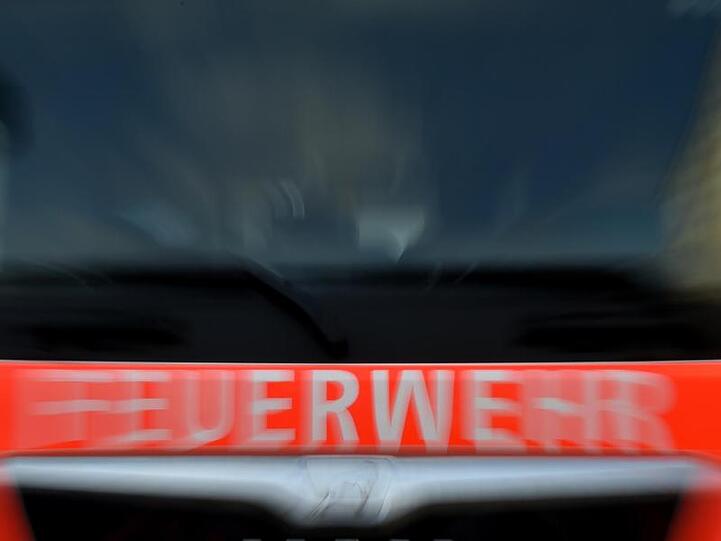 Ein Feuerwehrauto im Einsatz. Foto: Britta Pedersen/Archiv