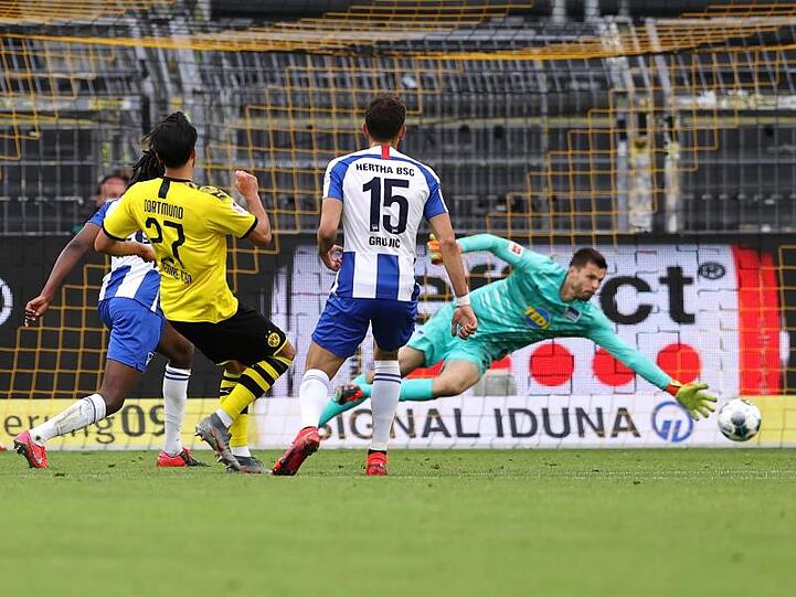 Emre Can (2.v.l./27) von Borussia Dortmund erzielt das Tor zum 1:0 gegen Hertha-Torwart Rune Jarstein (r).