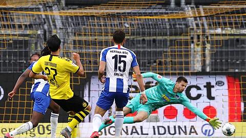Emre Can (2.v.l./27) von Borussia Dortmund erzielt das Tor zum 1:0 gegen Hertha-Torwart Rune Jarstein (r).