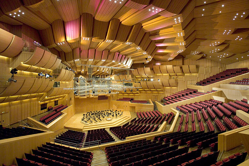 Auch mit 500 Besuchern ist die Philharmonie mit ihren 2400 Plätzen nicht wirklich voll.