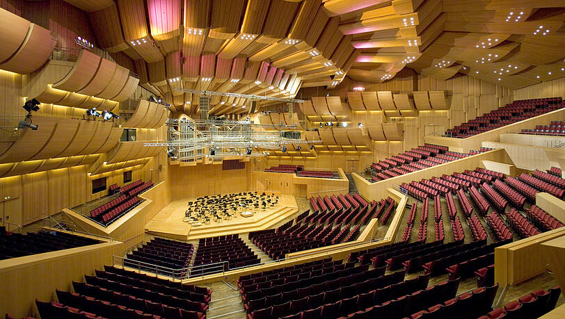 Auch mit 500 Besuchern ist die Philharmonie mit ihren 2400 Plätzen nicht wirklich voll. Auch mit 500 Besuchern ist die Philharmonie mit ihren 2400 Plätzen nicht wirklich voll.