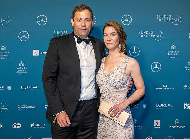 Lars Klingbeil und seine Ehefrau Lena-Sophie Müller 2022 am 69. Bundespresseball. Lars Klingbeil und seine Ehefrau Lena-Sophie Müller 2022 am 69. Bundespresseball.