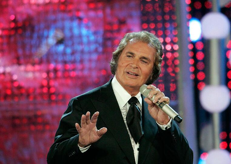 Großbritannien: Für das Königreich tritt mit Engelbert Humperdinck ein richtiger Oldie an. Der 66-Jährige singt Love Will Set You Free.