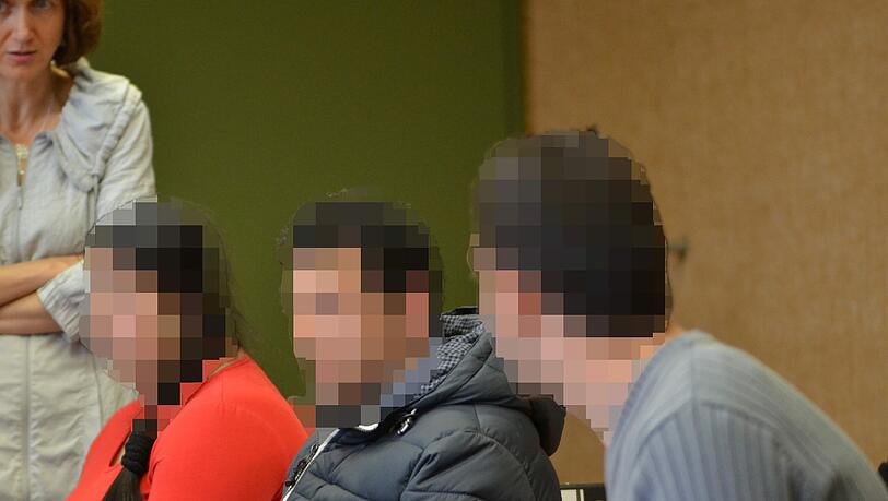 Angeklagt (v.l): Christine S. (29), Janos F. (28) und Ciprian F. (23). Angeklagt (v.l): Christine S. (29), Janos F. (28) und Ciprian F. (23).