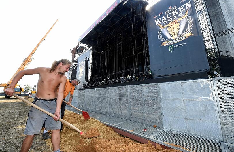 Die Vorbereitungen laufen auf Hochtouren. Am Donnerstag beginnt das legendäre Heavy-Metal-Festival in Wacken - bereits zum 25. Mal. Die ersten Metal-Fans sind auch schon da. Die ersten Bilder von Wacken 2014!