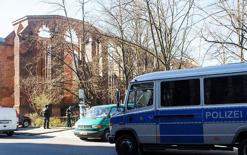 Polizeibeamte untersuchen in Berlin bei der Franziskaner-Klosterruine den Fundort einer männlichen Leiche.