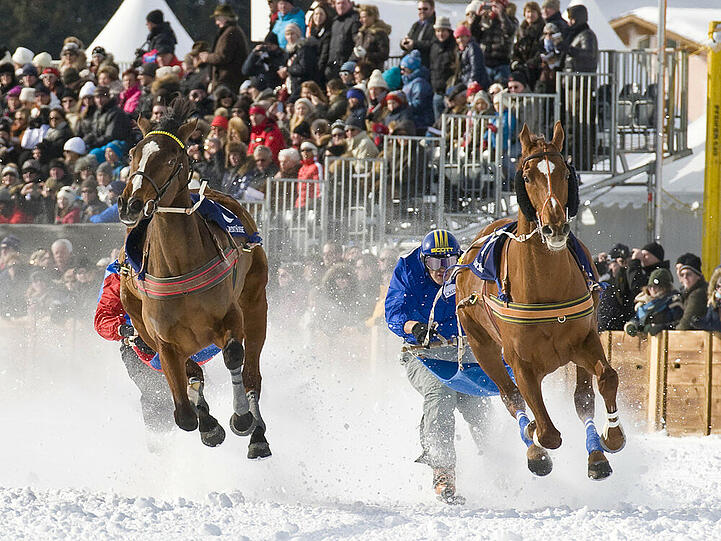 ST. MORITZ: Etwas gediegener geht es da schon im schweizerischen Nobel-Skiort St. Moritz zu. Auf der Piste oder in der Langlaufloipe können Wintersport-Fans schon mal auf Mitglieder der schwedischen Königsfamilie oder Bundeskanzlerin Angela Merkel treffen. Auch Musikstars wie Robbie Williams und Madonna wurden schon beim Ski-Urlaub am St. Moritzersee gesichtet. Auch beim jährlichen Pferderennen auf dem zugefrorenen See lässt sich die High Society gerne sehen.