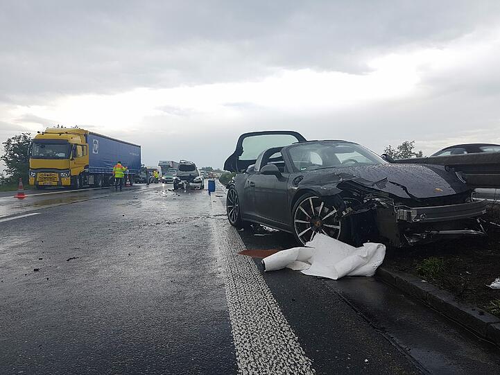 Völlig demoliert kam der Porsche an der Leitplanke zum Stehen.