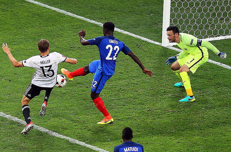 Der Name Thomas Müller (links) steht als Synonym für die Torflaute des deutschen Angriffs: Hier kann sich der bei der WM 2014 so erfolgreiche Bayern-Angreifer nicht gegen Franzosen Samuel Umtiti (Mitte) und Hugo Lloris (rechts) durchsetzen.