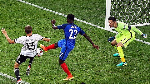 Der Name Thomas Müller (links) steht als Synonym für die Torflaute des deutschen Angriffs: Hier kann sich der bei der WM 2014 so erfolgreiche Bayern-Angreifer nicht gegen Franzosen Samuel Umtiti (Mitte) und Hugo Lloris (rechts) durchsetzen.