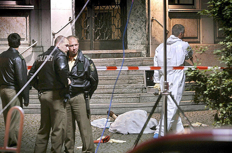 Polizisten neben der Leiche eines Italieners in Duisburg 2007.