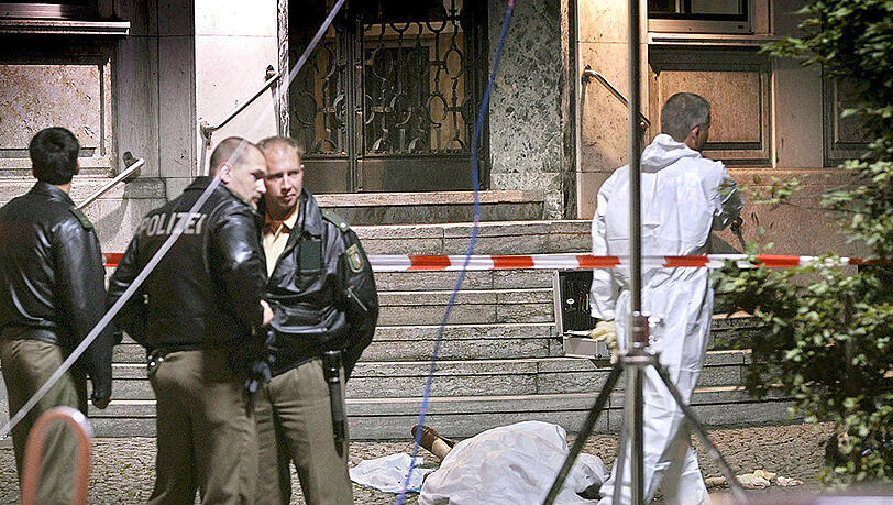 Polizisten neben der Leiche eines Italieners in Duisburg 2007. Polizisten neben der Leiche eines Italieners in Duisburg 2007.