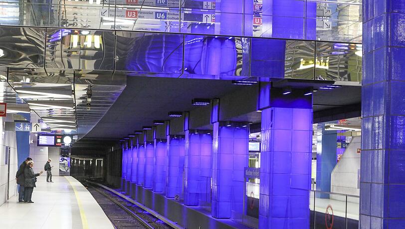 Auch noch alt: Die blauen Fliesen an der Münchner Freiheit. Auch noch alt: Die blauen Fliesen an der Münchner Freiheit.