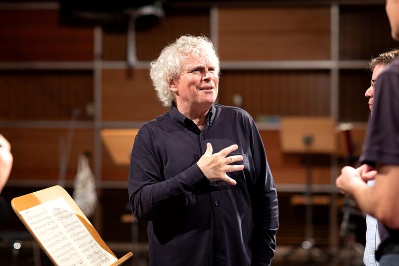 Die Bläser des Symphonieorchesters des Bayerischen Rundfunks mit viel Abstand bei Mozarts &bdquo;Gran Partita&ldquo; unter Sir Simon Rattle.