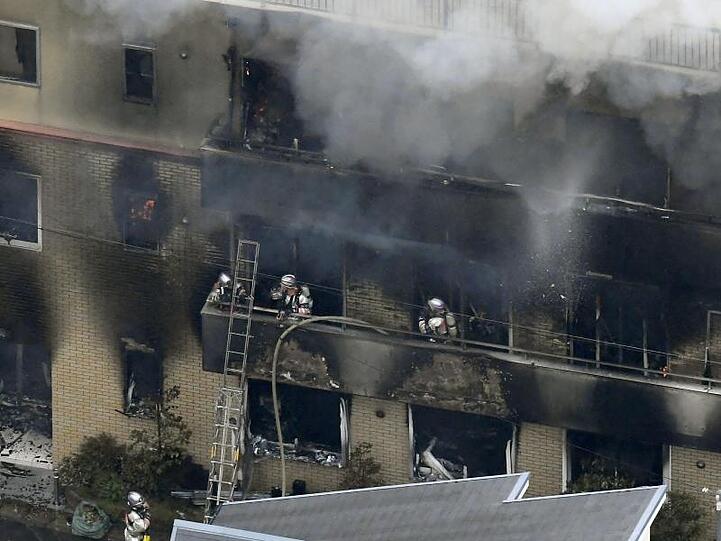 Das Feuer in dem dreistöckigen Gebäude sei am Donnerstagmorgen ausgebrochen, nachdem ein Mann hineingestürmt sei und eine unbekannte Flüssigkeit verteilt habe, teilte die Polizei mit.