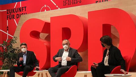 Der Parteivorsitzende Norbert Walter-Borjans (M, mit Bundestagsfraktionschef Rolf Mützenich Co-Parteichefin Saskia Esken) findet: Klimaschutz und gute Arbeit zusammen gebe es nur mit der SPD.