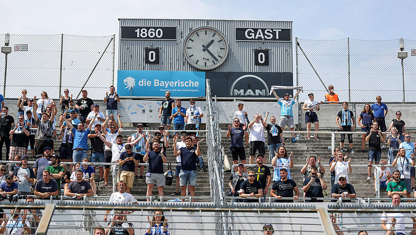 Hier schlägt das Herz der Löwen-Ultras: Die Westkurve im Grünwalder Stadion.