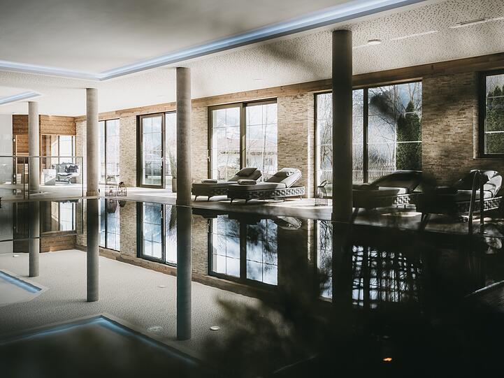 Erholung bietet zudem auch ein luxuriöser Innenpool.