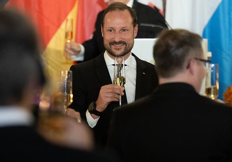Prinz Haakon nimmt in der Residenz in München an einem Empfang der bayerischen Staatsregierung teil.