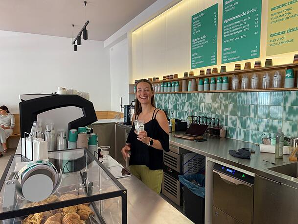 Kaum eröffnet strömen die Gäste schon ins neue Plex-Café. Hinter der Theke steht Viola und mixt bunte Matchas. Kaum eröffnet strömen die Gäste schon ins neue Plex-Café. Hinter der Theke steht Viola und mixt bunte Matchas.
