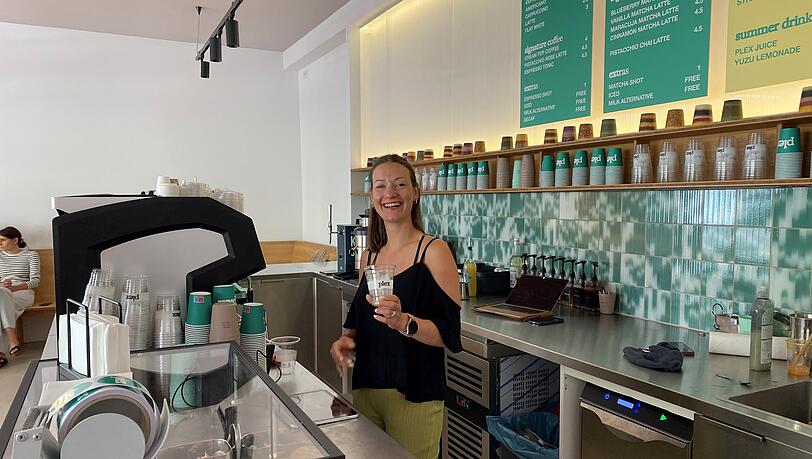 Kaum eröffnet strömen die Gäste schon ins neue Plex-Café. Hinter der Theke steht Viola und mixt bunte Matchas.