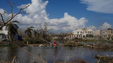 Rund 25.000 Touristen hielten sich nach Regierungsangaben zum Zeitpunkt des Durchzugs von Hurrikan "Melissa" auf Jamaika auf.